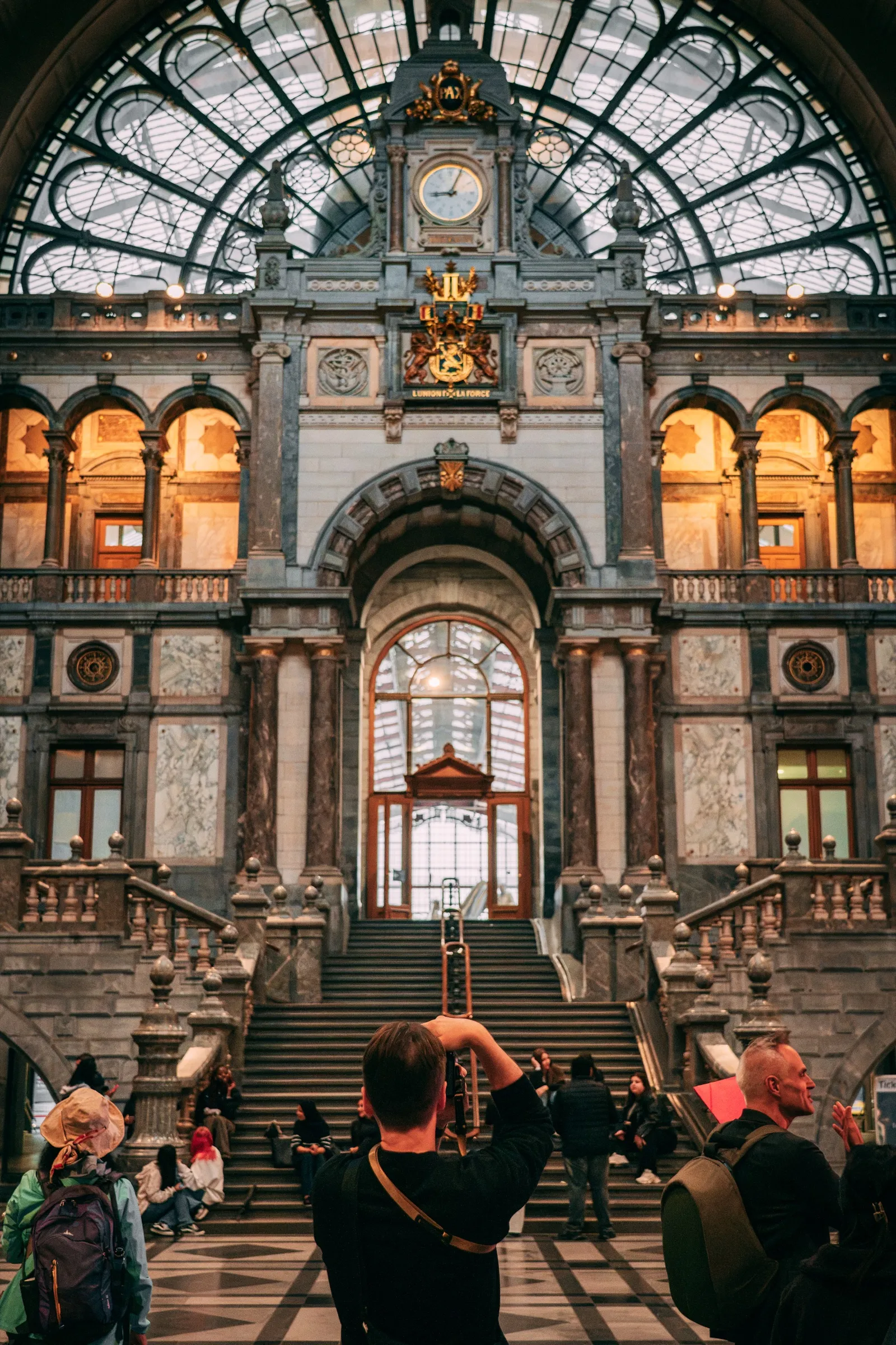Gasten in de grote hal van het Centraal Station van Antwerpen
